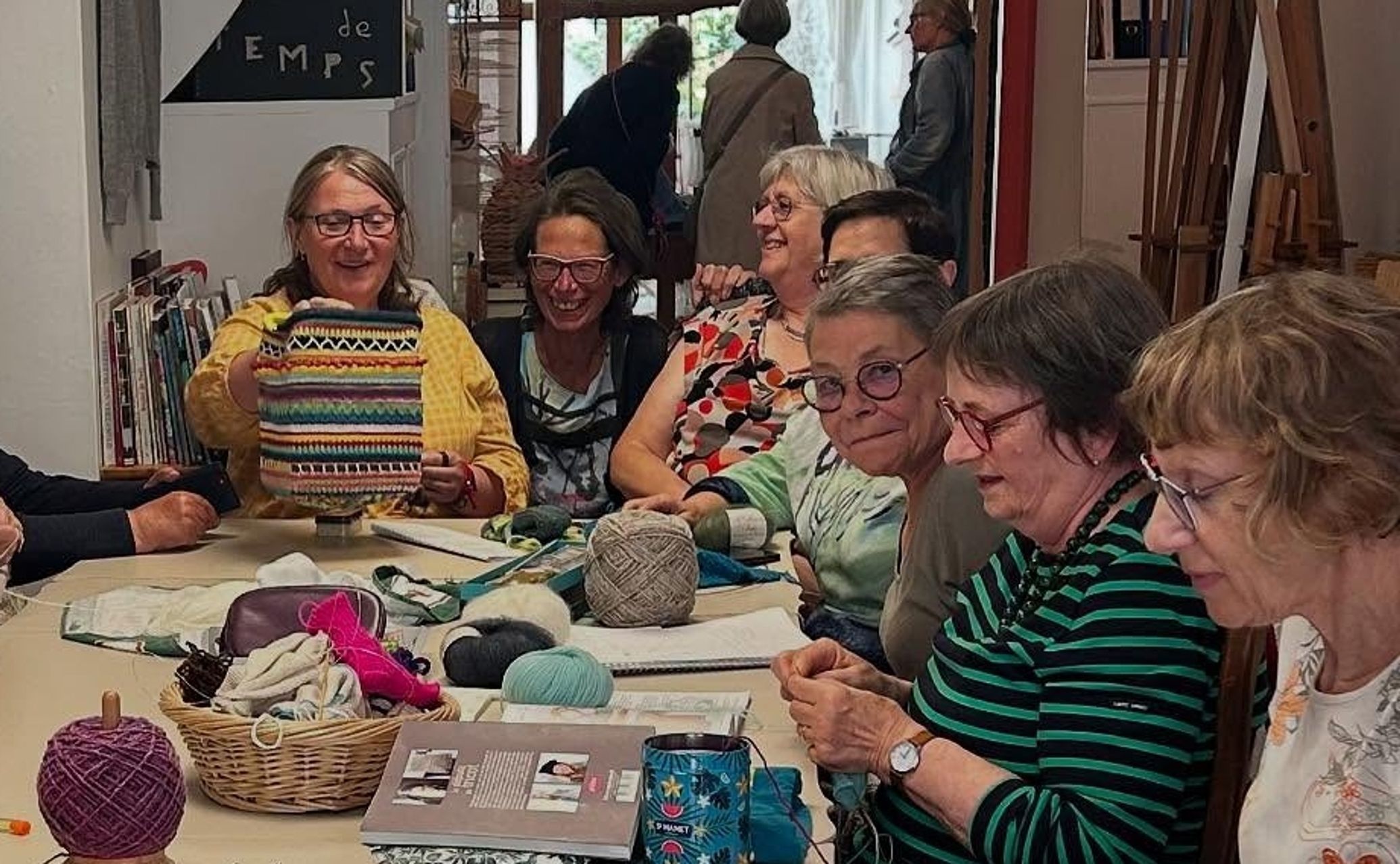 Un groupe de femme qui tricottent en souriant
