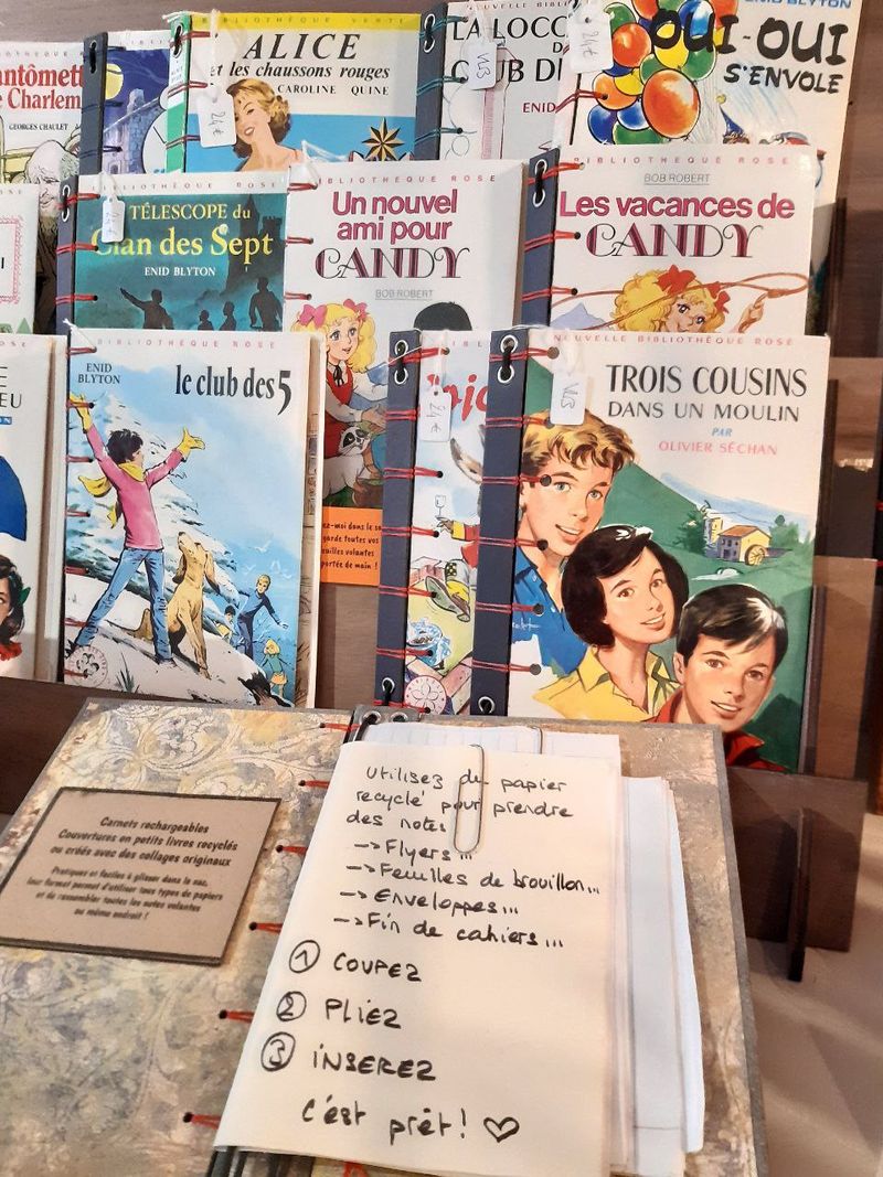 Présentour avec des couvertures d'anciens livres jeunesses typo club des cinq relié avec une cordelette.