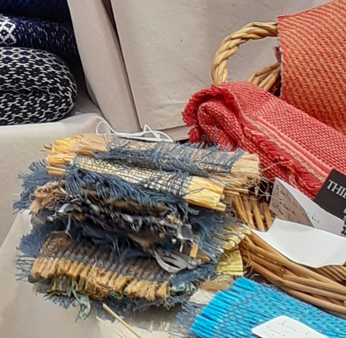 des tricots à côté d un métier a tisser