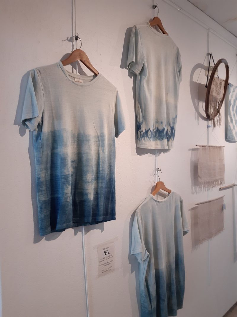 Étagère remplie de pelottes de laines de différentes couleurs