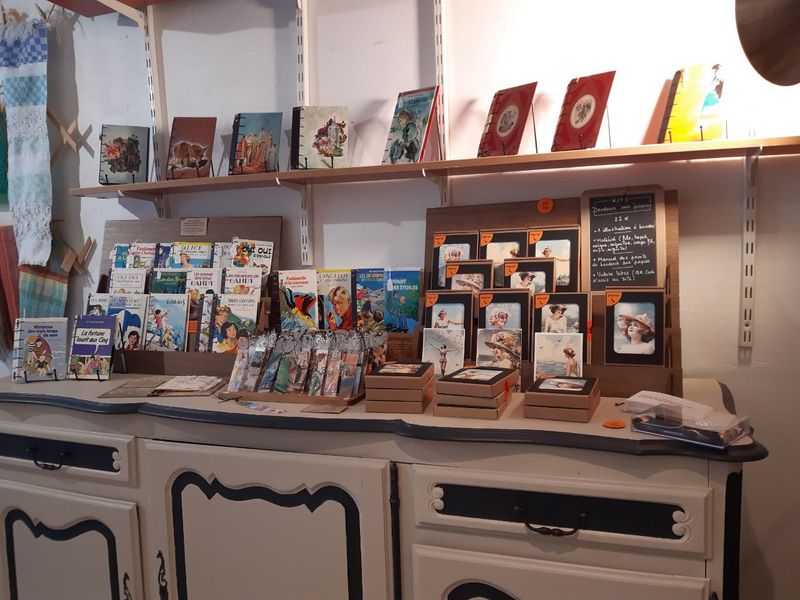 Un buffet avec une vue général sur l'exposition possée au dessus