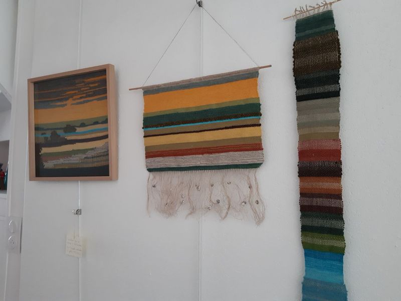 Étagère remplie de pelottes de laines de différentes couleurs