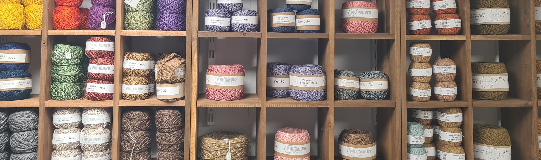 Étagère de pelotes de fil