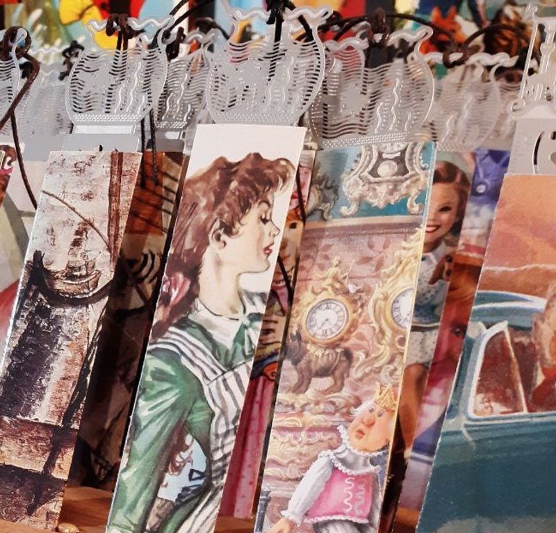 Gros plan sur des marques pages réalisé en collage avec des motifs divers et un visage de femme.