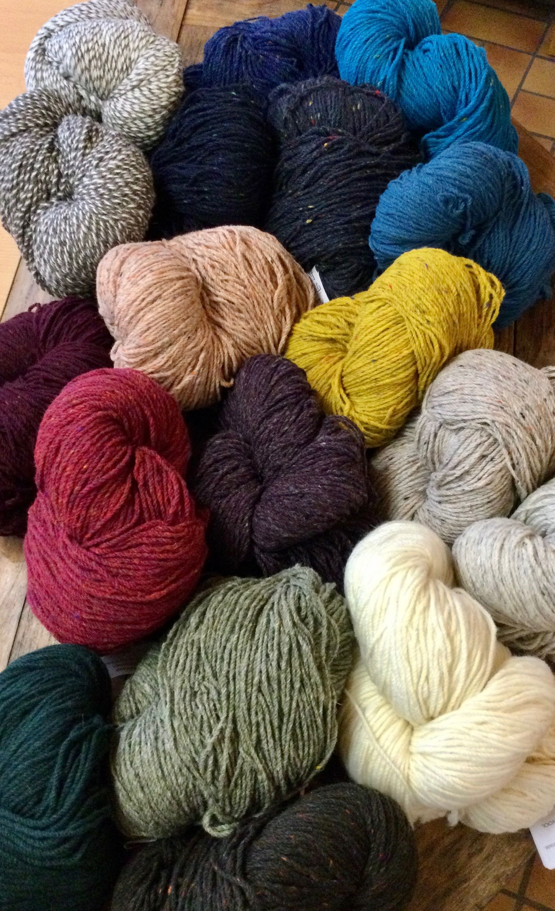 des tricots à côté d un métier a tisser